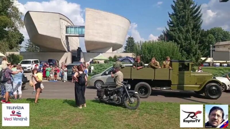 Štart kolóny historických vozidiel z areálu Pamätníka SNP. Jazda historických vozidiel ulicami Bansk