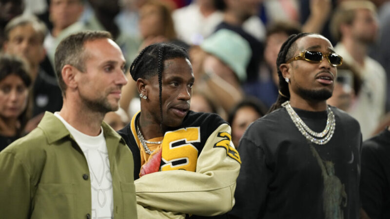 Americký rapper Travis Scott sa v parížskom hoteli dostal do potýčky s ochrankárom a bol zatknutý