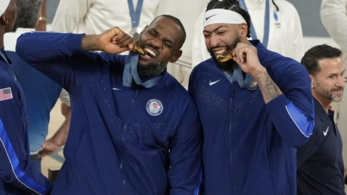 Američania získali v basketbale na OH v Paríži piate zlato v sérii, koncovka finále pripomínala galapredstavenie Stephena Curryho