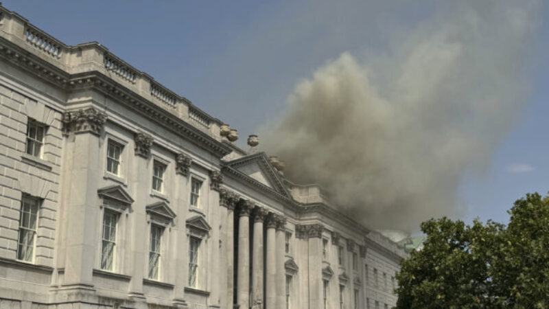 V centre Londýna horel palác Somerset House. Na mieste, kde sa nachádzajú neoceniteľné umelecké diela zasahovalo 125 hasičov