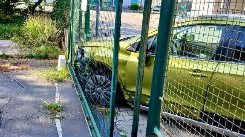 Divoká jazda v Nitre. Vodič narazil do viacerých áut aj autobusu, zastavil ho až plot (foto)