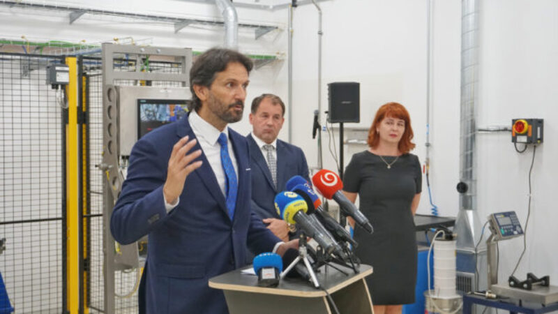 Kaliňák sa zúčastnil otvorenia novej plniacej linky pre muníciu vo VOP Nováky. Ide o unikátnu slovenskú technológiu, vyzdvihol minister (video+foto)