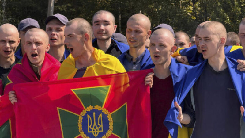 Kyjev a Moskva si vymenili stovky zajatcov, medzi nimi sú aj obrancovia Azovstaľu (foto)