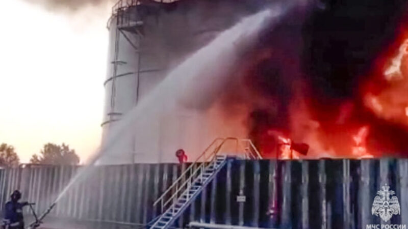 Požiar ropného skladu v ruskej Rostovskej oblasti trvá už viac ako týždeň, zásobníky ropy horia až na štyroch miestach (foto)