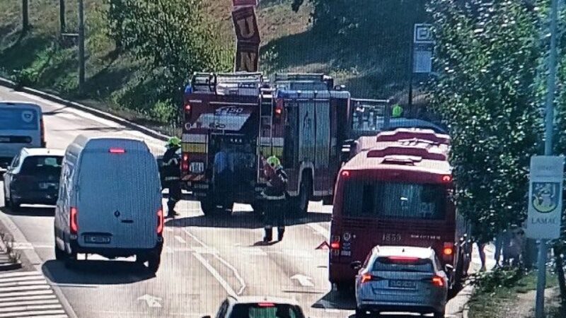 Auto pri nákupnom centre v Lamači narazilo do zastávky MHD, premávka je tam obmedzená (foto)