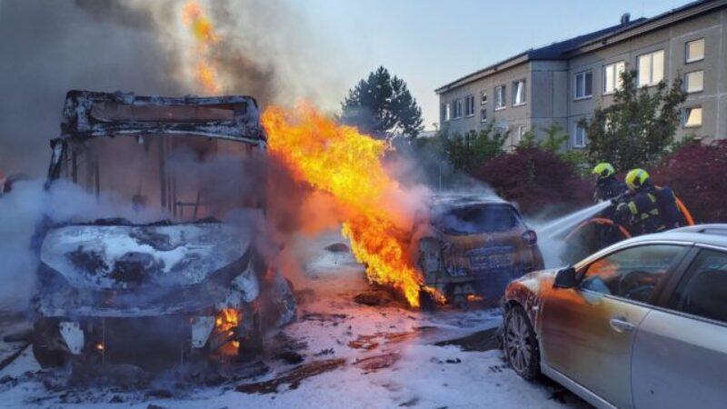 Autobus uprostred ulice v Prahe zhorel do tla, požiar poškodil aj okolité autá (foto)