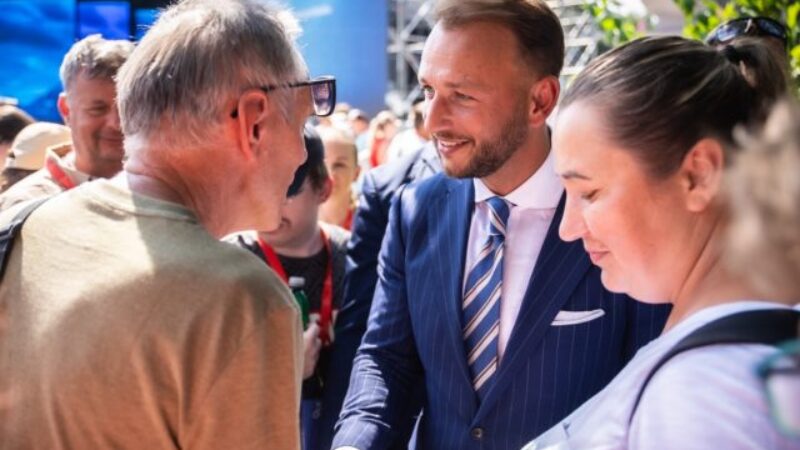 Keď Slováci držia spolu, dokážu poraziť aj toho najväčšieho nepriateľa, uvidel Šutaj Eštok. SNP je podľa ministra ukážkou našej svetlej histórie (video)