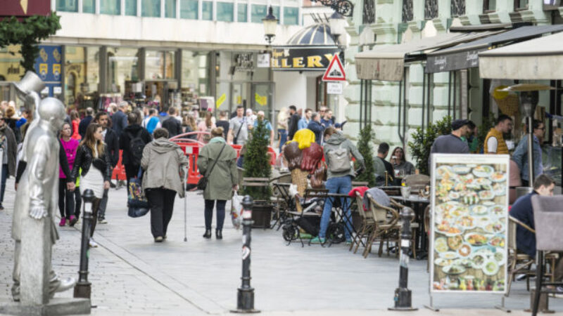 Slovensko má takmer o 4 700 osôb menej, prirodzený úbytok obyvateľstva sa však znížil