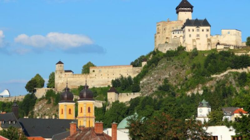 Archeológovia na Trenčianskom hrade odkrývajú gotickú kryptu z 15. storočia priamo pred očami návštevníkov