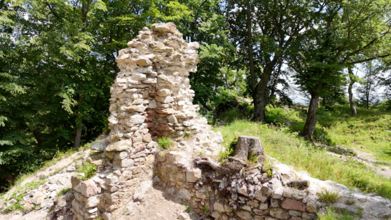 Hrad Biely kameň. Tajomná zrúcanina v Malých Karpatoch. Takto prebieha záchrana historického klenotu