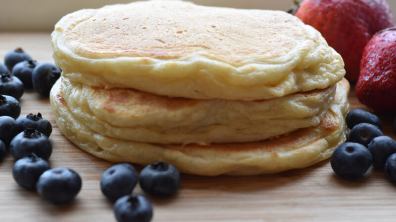 Jogurtové palacinky – dokonalé raňajky. Pridajte svoje obľúbené ovocie a budete ich jesť stále