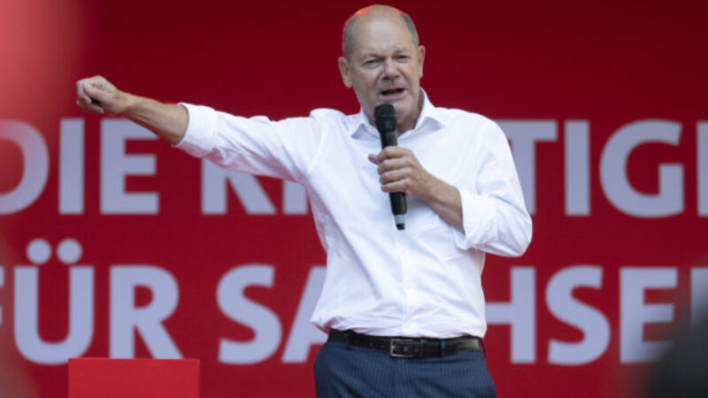 Scholz po víťazstve krajnej pravice Durínsku vyzval ostatné strany na vytvorenie obranného valu