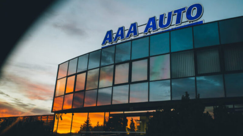 AAA AUTO, vďaka využitiu generatívnej AI, v auguste  pokorilo mesačnú hranicu 20 000 zobchodovaných áut