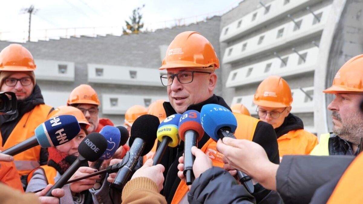 VO VIŠŇOVOM SA BETÓNUJE

V najdlhšom slovenskom tuneli sa začalo s prácami na vozovke a tiež s inštalovaním technológií. Pozrite sa spolu s nami, ako to na …