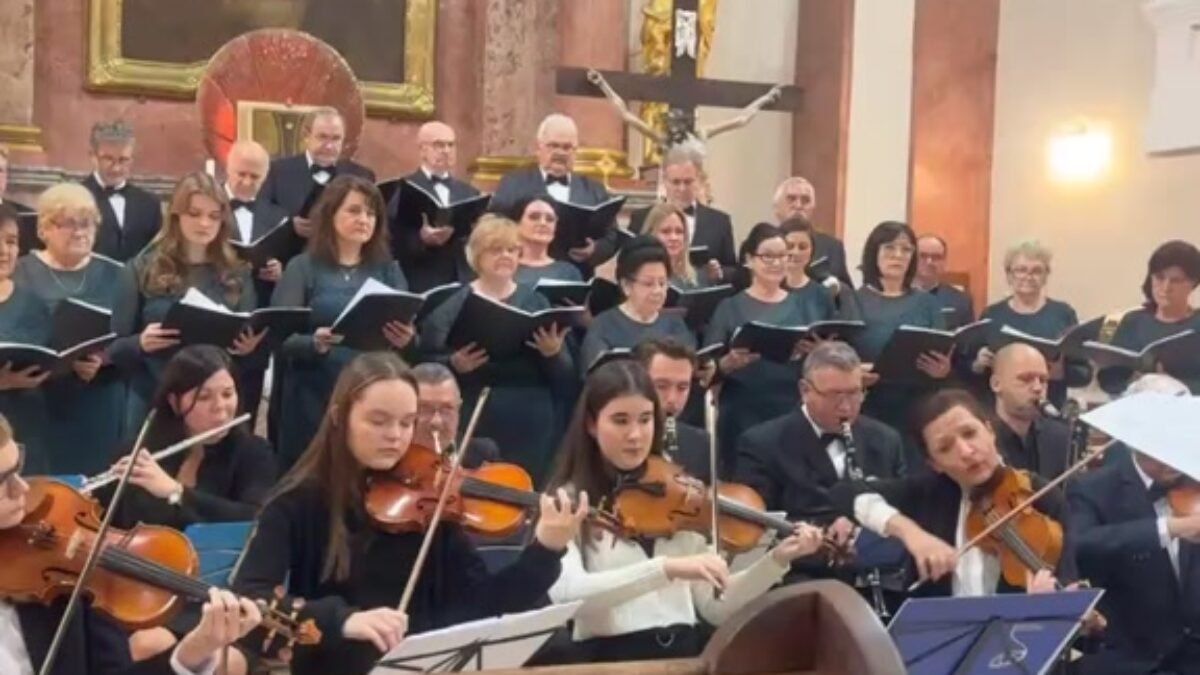 Topoľčany: Chrámový zbor oslavuje 150.výročie tradície zborového spevu v Topoľčanoch koncertom v kostole Nanebovzatia Panny Márie.