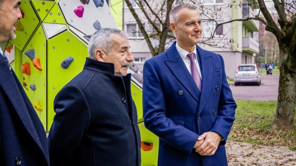 Richard Raši: Vláda opäť rokovala v regióne, tentokrát v Topoľčiankach, kde sme sa venovali najmä návrhom na zlepšenie sociálno-ekonomickej situácie v tejto oblasti.

V r…