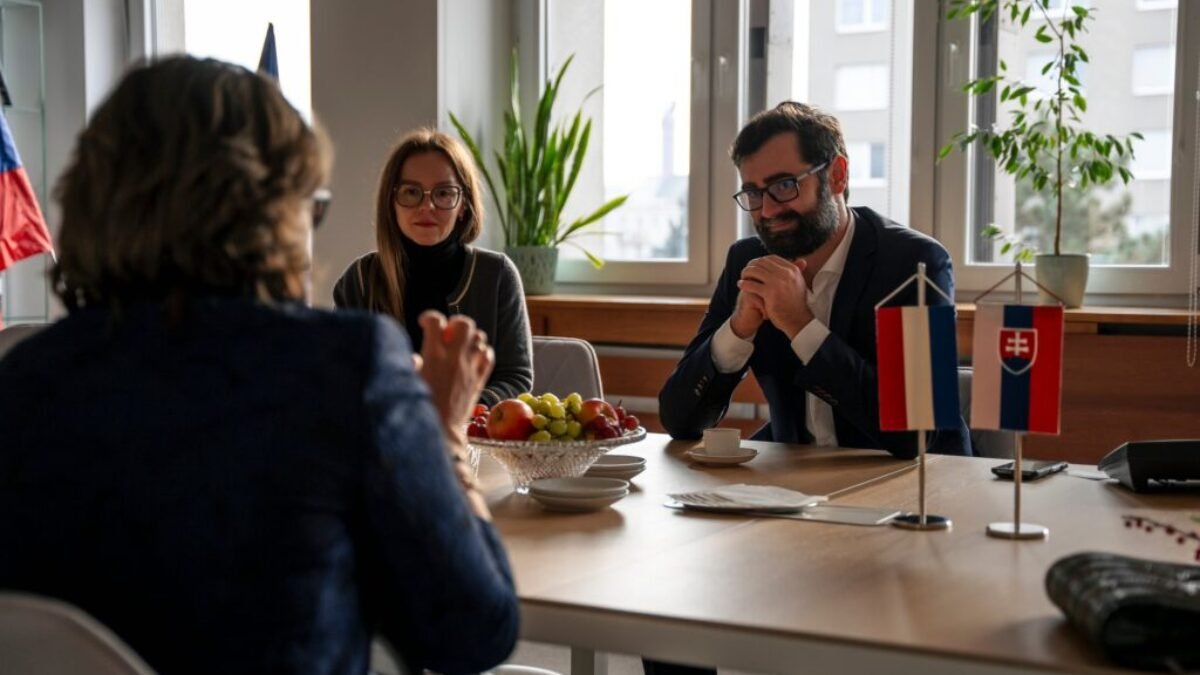 Nitra : SPOLU S HOLANDSKOU VEĽVYSLANKYŇOU SME VYSADILI TULIPÁNY

 Jej excelencia Gabriella Sancisi zavítala do Nitry už tretí, a zároveň posledný krát. Vracia sa to…
