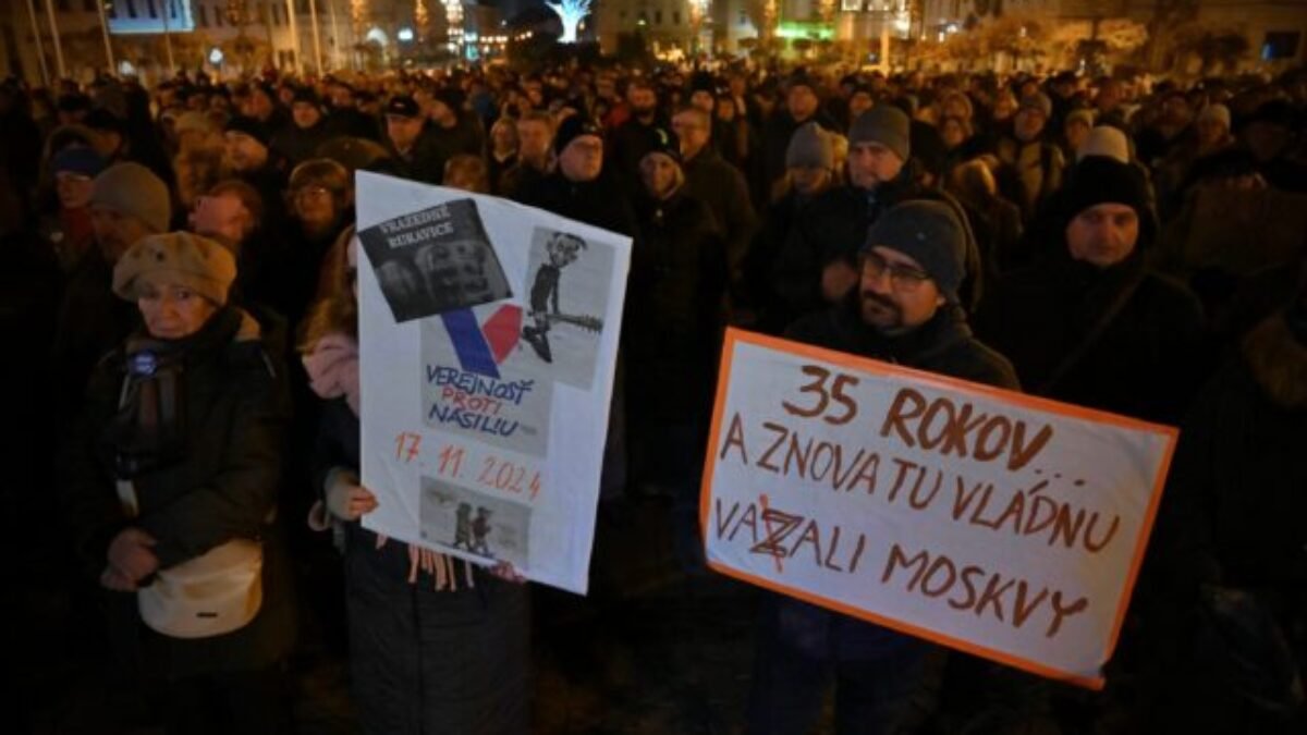 Občianska spoločnosť si nenechá vziať 17. november, Nežnú revolúciu si pripomenuli aj v Paríži (foto)