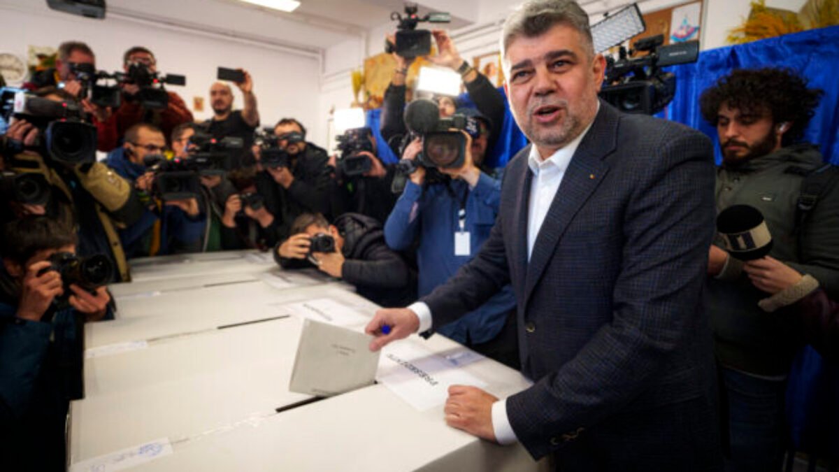 Rumunsko si volí nového prezidenta, šancu dostať sa do druhého kola má pravicový nacionalista aj úradujúci ľavicový premiér