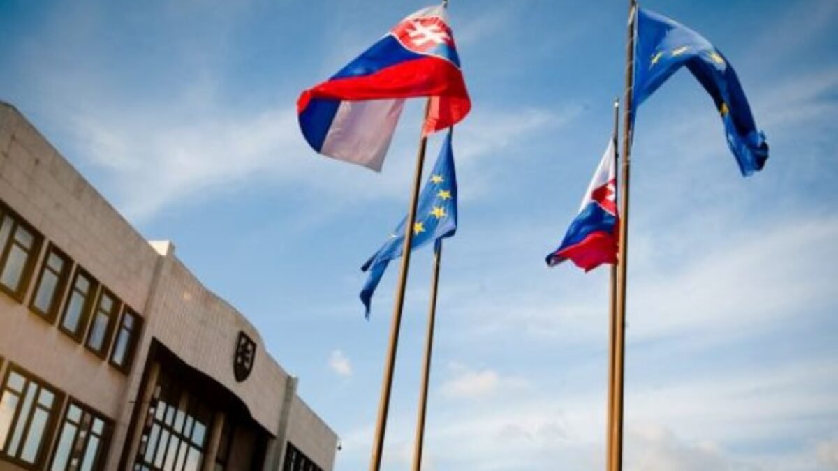 Voľby by vyhralo Progresívne Slovensko, tretí je Hlas-SD a SNS by z parlamentu vypadla