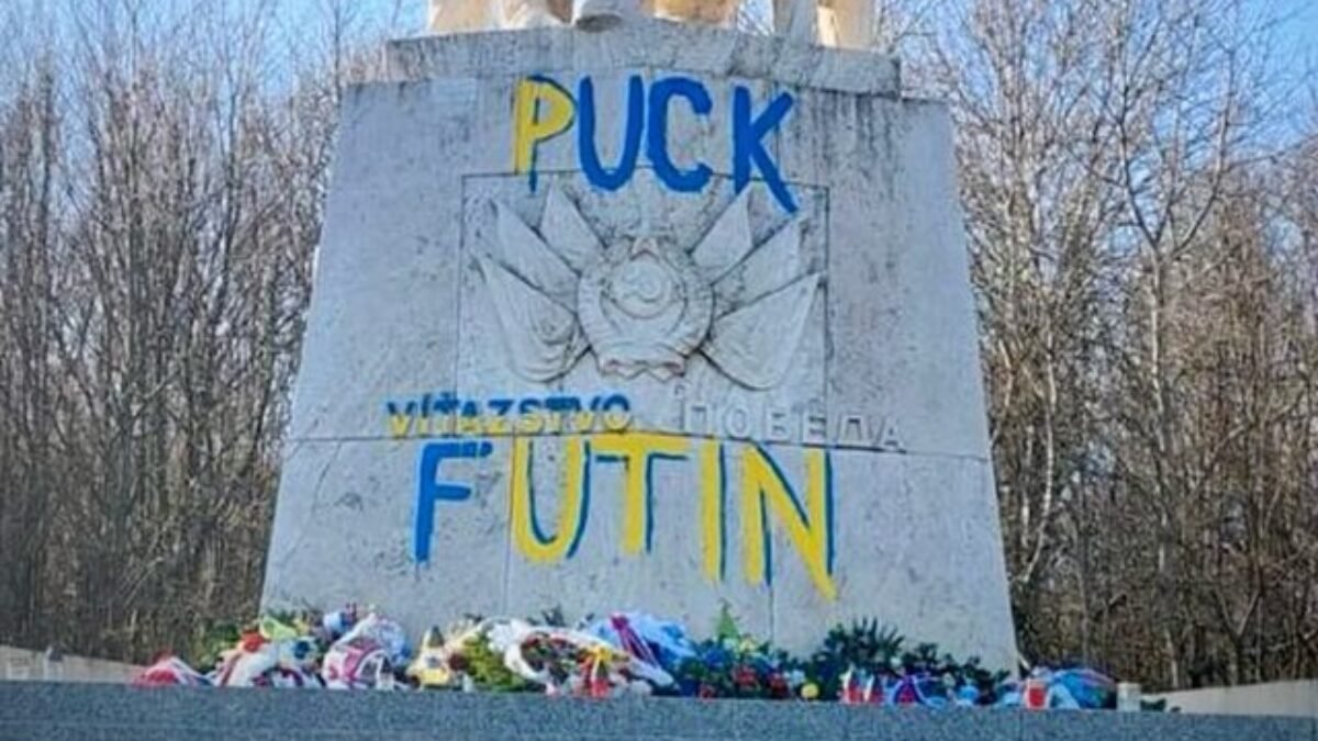 Posprejovanie pamätníka v Dargove je prostý vandalizmus. Podľa protifašistického hnutia nejde o protest proti ruskej agresii na Ukrajine