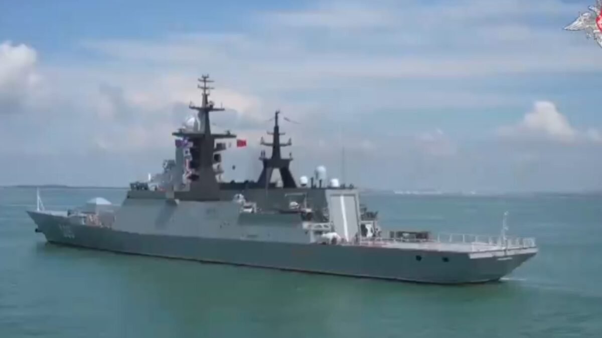 Americký raketový (laserový) torpédoborec Dewey a ruské korvety na spoločnom námornom cvičení