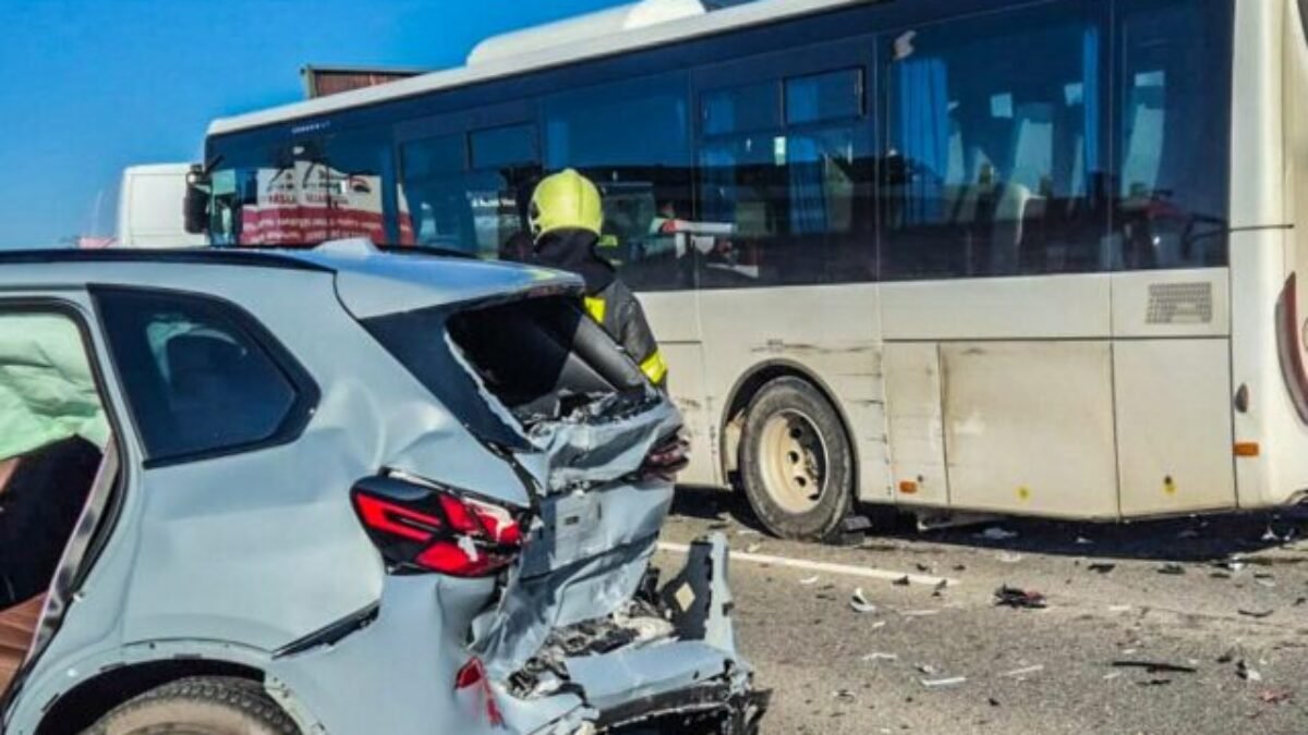 Pred Košicami sa zrazil autobus a šesť áut, cesta je v oboch smeroch neprejazdná – FOTO