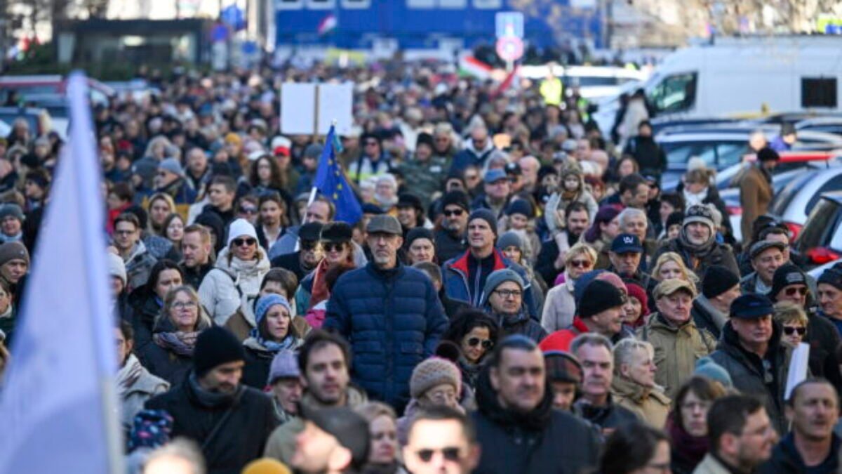 Nie je to premiérska téma ani u susedov? Tisíce Maďarov protestovali za lepšie zdravotníctvo