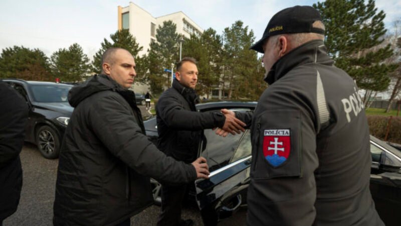 Policajti a hasiči dostanú novú obuv, Eštokovo ministerstvo vybralo slovenskú firmu