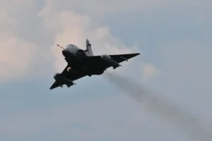 Prvá skupina pilotov vycvičená na francúzskych stíhačkách Mirage začala službu n...