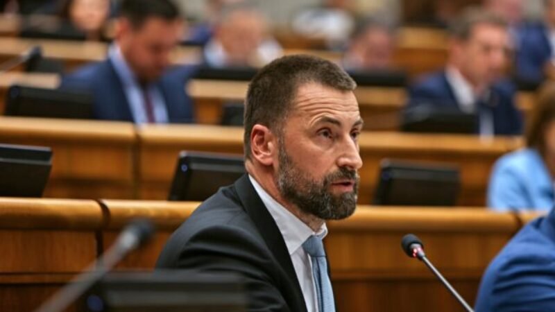 Vládny toxický kokteil ničí slovenskú ekonomiku, poslanec Viskupič kritizuje ministra financií
