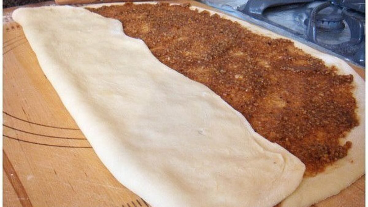 VEĽKONOČNÉ škoricové rolky s lahodnou orechovou náplňou a fantastickou vláčnou chuťou! Nemajú chybu!