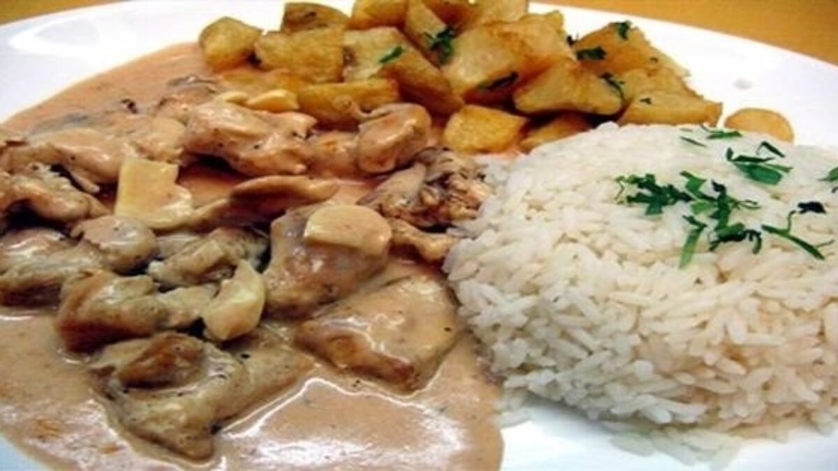 Lahodná hovädzia sviečková s cibuľou, nakladanou uhorkou a šampiňónmi: Toto je veľmi prudko návykový recept!