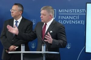 TK predsedu vlády SR R. Fica a ministra financií L. Kamenického po rokovaní na M...