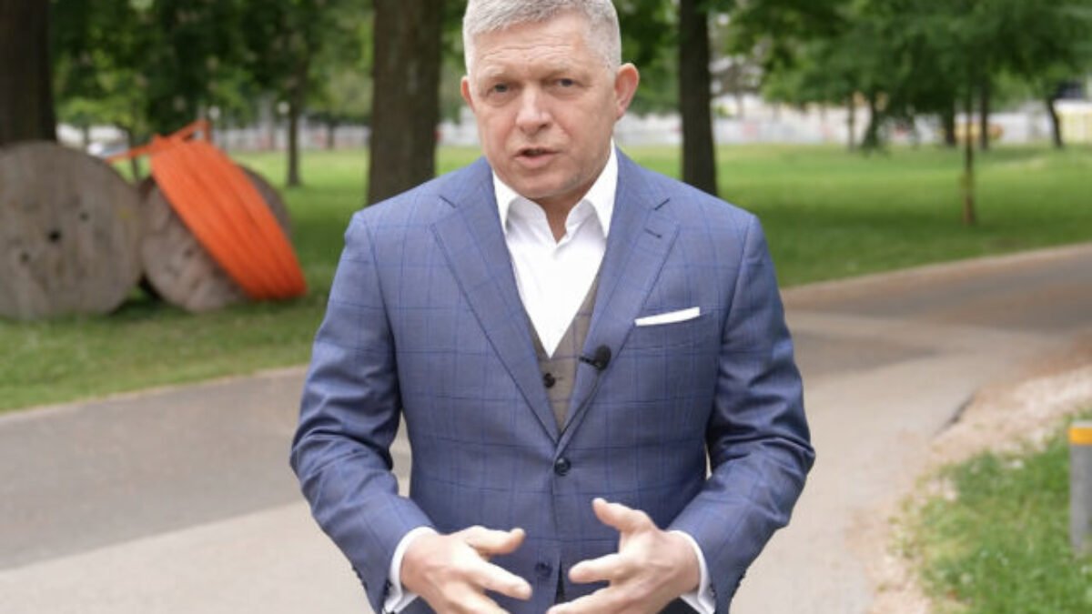 Ficova cesta do Moskvy nebude jednoduchá. Pobaltie mu zatvorilo nebo, nechce podporovať Putina – VIDEO