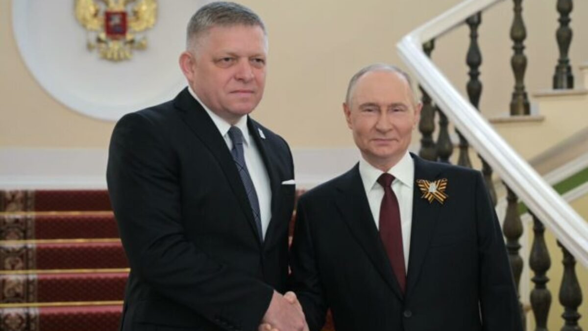 Fico sa stretol v Moskve s Putinom, potvrdenie vďačnosti osloboditeľom považuje za vlasteneckú povinnosť – FOTO
