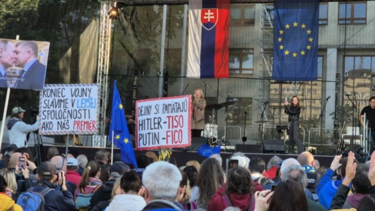 Súčasná vláda nereprezentuje Slovensko, iniciatíva Mier Ukrajine nateraz končí s organizovaním zhromaždení