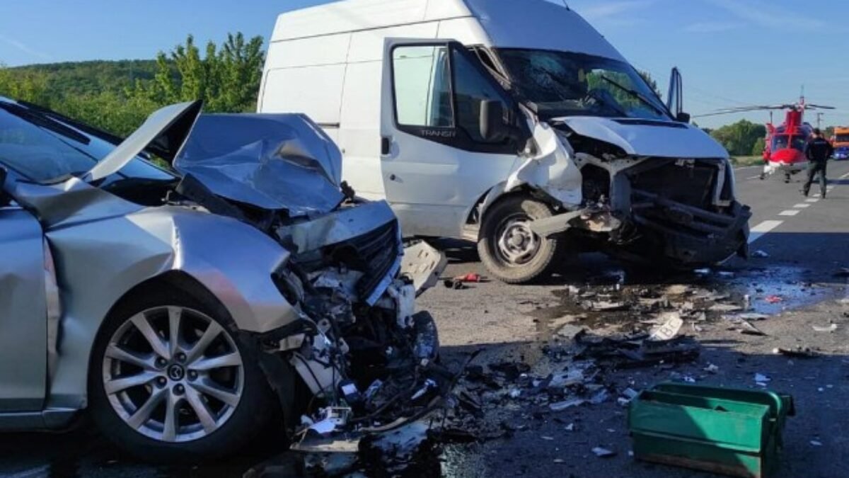 Pri Kozárovciach sa stala vážna dopravná nehoda, zasahovali leteckí záchranári – FOTO