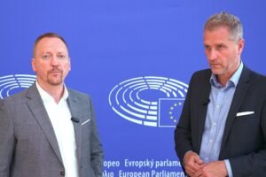 Petr Bystroň, europoslanec za AfD, musel znášať bezprecedentnú sériu štátnych re...