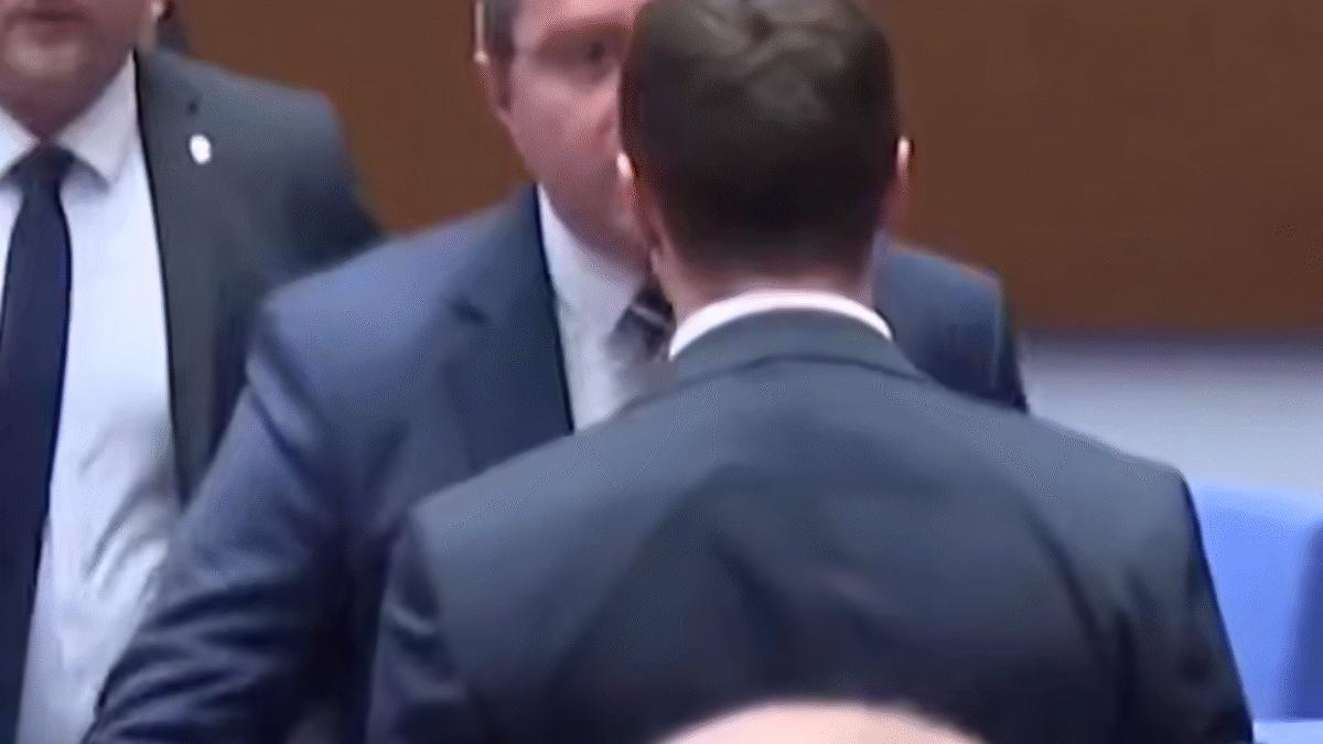 Bulharskí zákonodarcovia sa pobili v parlamente po tom, čo EÚ schválila vstup do eurozóny v roku 2026