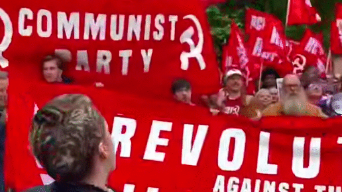 Protestujúci vychádzajú do ulíc Spojeného kráľovstva, aby skandovali o potrebe podpory Jemenu a začatia celosvetovej revolúcie