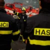 Hasiči zasahovali na sídlisku v Poprade, zo šiesteho poschodia vyskočil človek