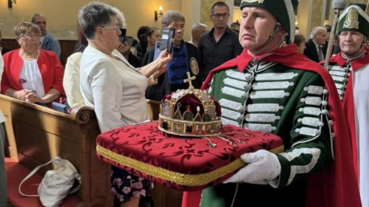 V sprievode Spolku strážcov maďarskej kráľovskej koruny dorazila v nedeľu 14. apríla do Kolárova autentická kópia Svätej koruny