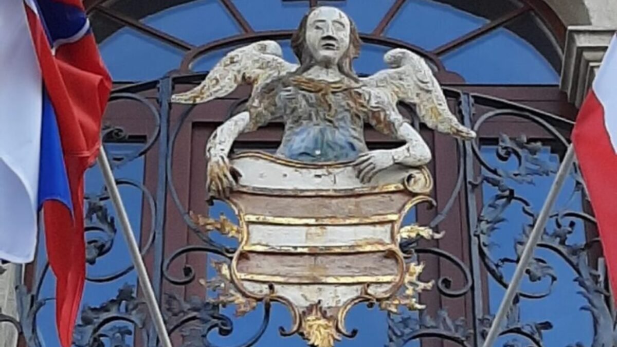 Mestský erb Banskej Bystrice z priečelia historickej radnice reštaurátori zakonzervujú
