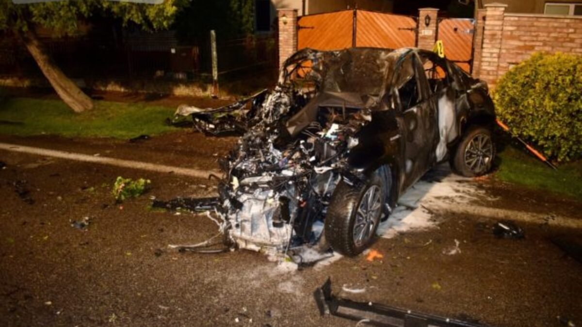 Tragická nehoda pri Leviciach. Auto začalo po náraze do plota horieť, zakliesnený vodič nemal šancu na záchranu (foto)