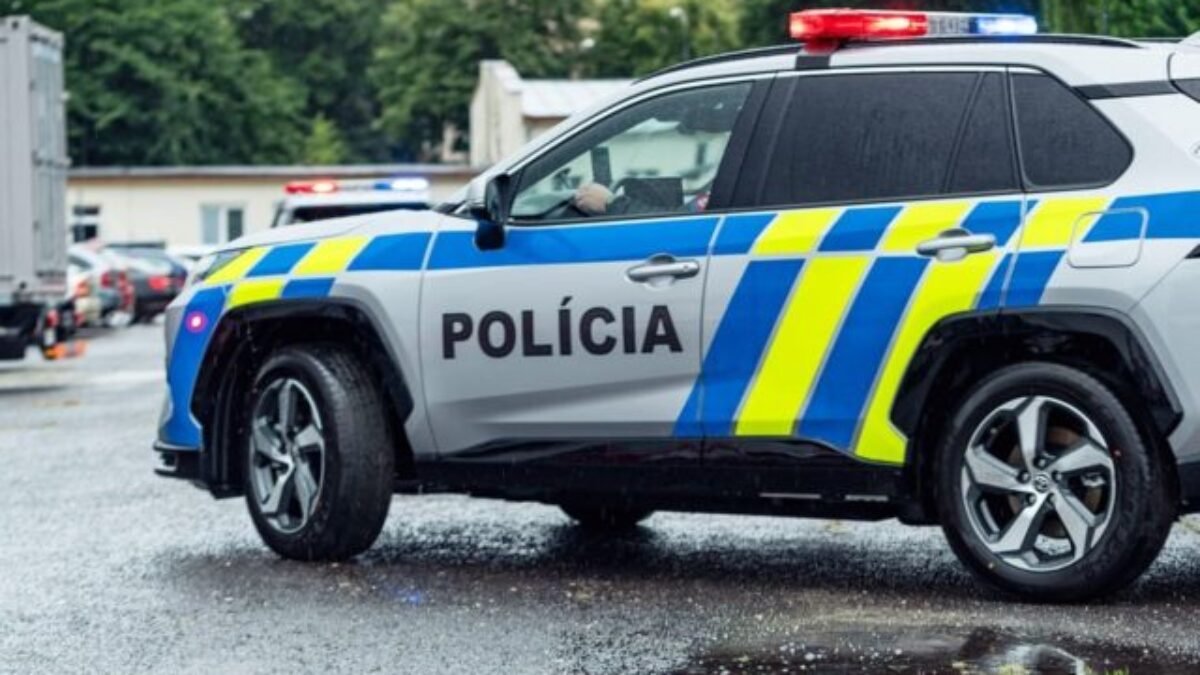 Na diaľnici D1 v smere z Bratislavy do Trnavy je obmedzená cestná premávka, polícia odstraňuje následky nehody