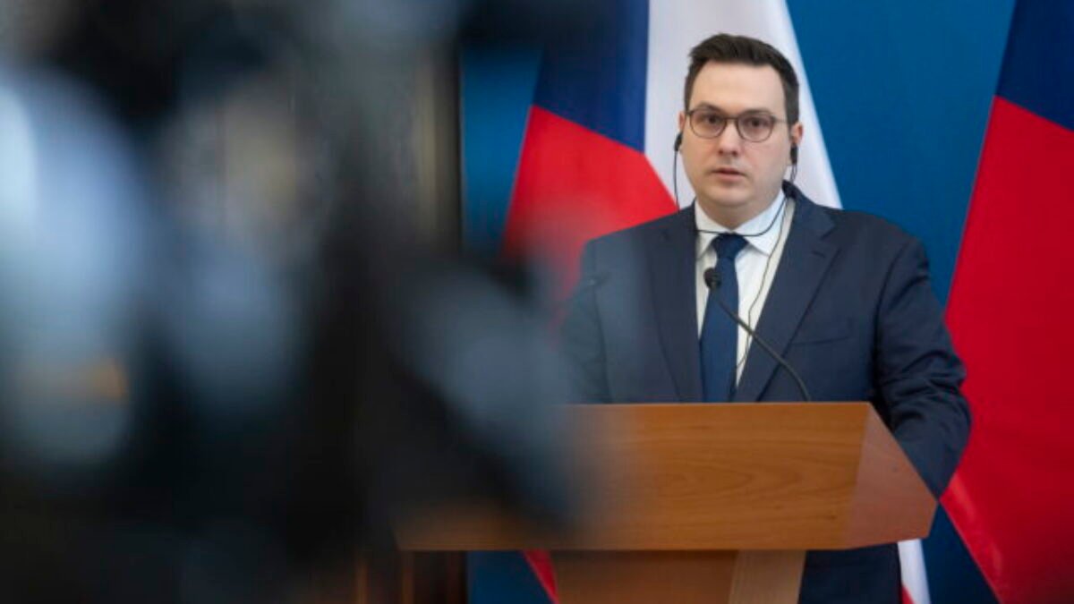 Putinovým cieľom nie je dobyť mestá na východe Ukrajiny, tvrdí šéf českej diplomacie Lipavský. Čo ním teda je?