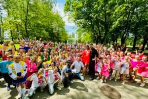 V novom klipe Mira Jaroša tancuje 300 detí. Ku Dňu detí im splnil sen (video)