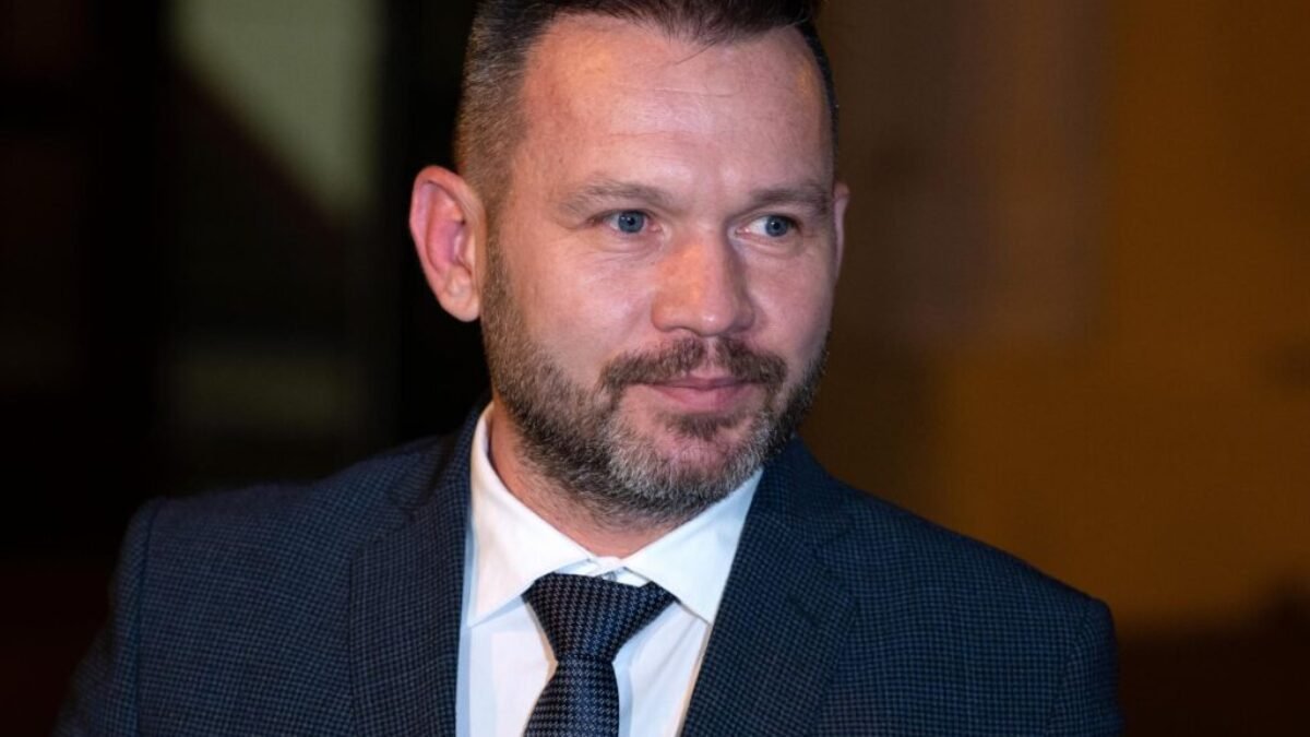 Obvinenému, ktorý sa vyhrážal predsedovi Nitrianskeho kraja Becíkovi, nariadili dohľad