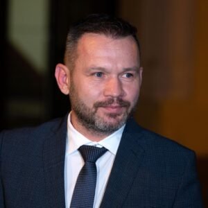 Obvinenému, ktorý sa vyhrážal predsedovi Nitrianskeho kraja Becíkovi, nariadili ...